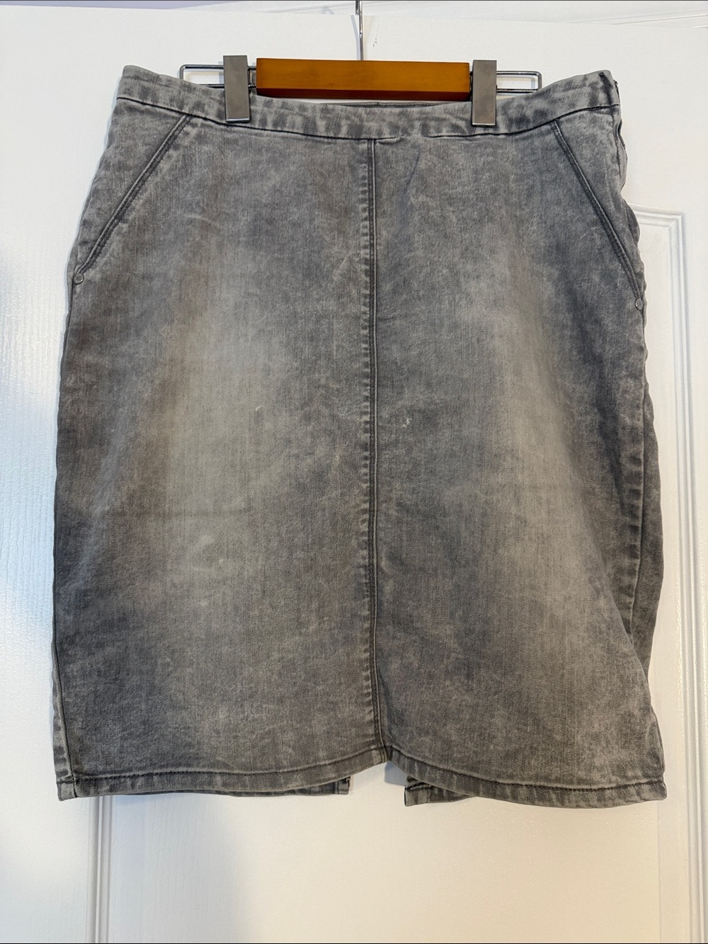 GUESS Denim Skirt – Size L – Gray Wash – Good Condition